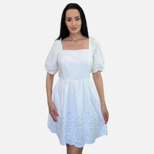 Rochie de damă cu mâneci bufante albă C&A Rochie de damă albă cu măneci scurte bufante și decolteu pătrat. Talia este ușor evidențiată pentru a da o notă de eleganță iar partea de jos este cu inserții decupate cu  model floral. Aceasta are căptușală și nu este deloc transparentă. Acest model de rochie este ideală pentru sezonul de vară. Mărimi disponibile: 42. Material exterior: 98% bumbac, 2% elastan Culoare: alb