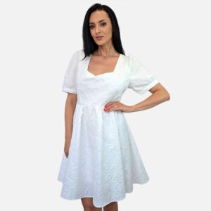 Rochie scurtă C&A-alb Rochie scurtă albă, cu model floral subtil embosat.  Textura  este ușor șifonată ceea ce îi oferă un plus de unicitate. Acest model este ideal pentru ocazii speciale sau ținute lejere de vară. La spate este prevăzută cu prindere ajustabilă. Mărimi disponibile: 44 Material:62% bumbac 38% poliester Căptușeală: 100% poliester Culoare: alb