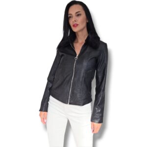 Geacă damă Bonprix-negru Geacă pentru femei cu blăniță artificială detașabilă, două buzunare funcționale, închidere cu fermoar. Ideală pentru sezonul primăv Mărimi: 34 Material exterior:100% vâscoză Acoperire: 100% poliuretan Guler: 100% poliester Culoare: negru