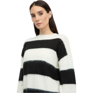 Pulover alb negru Orsay-0012 Pulover alb cu negru, decolteu rotund clasic. Mărimi: M, L Material principal: 82% acril, 10% poliamidă, 8% lână Culoare: alb cu negru