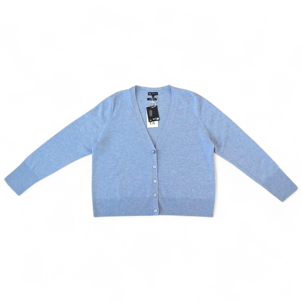 Cardigan tricotat din cașmir 100% Cardigan tricotat excepțional din cașmir 100% cu nasturi. Mărimi: XL Material: 100% cașmir Culoare: albastru