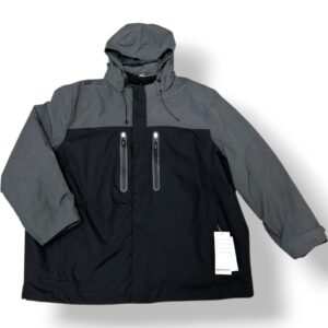 Geacă bărbați 3 în 1 C&A-0069 Geacă 3 în 1 pentru bărbați, glugă detașabilă, material impermeabil,  prevăzută cu patru buzunare funcționale cu fermoar în exterior și un buzunar în interior, închidere cu fermoar și scai. Partea interioară formată dintr-un polar se poate detașa de partea  exterioară și folosi separat. Mărimi disponibile: 4XL,  5XL, 6XL Material : 100% poliester Culoare: Negru cu gri