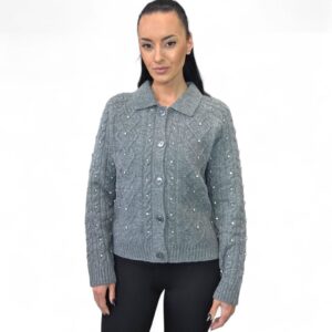 Cardigan tricotat C&A Cardigan tricotat cu model clasic de torsade, aplicații strălucitoare din pietre,  închidere cu nasturi, finisaje cu nervuri la guler, manșete si tiv. Mărimi: L Material: 89 % poliester, 8% lână, 3%elastan Culoare: gri