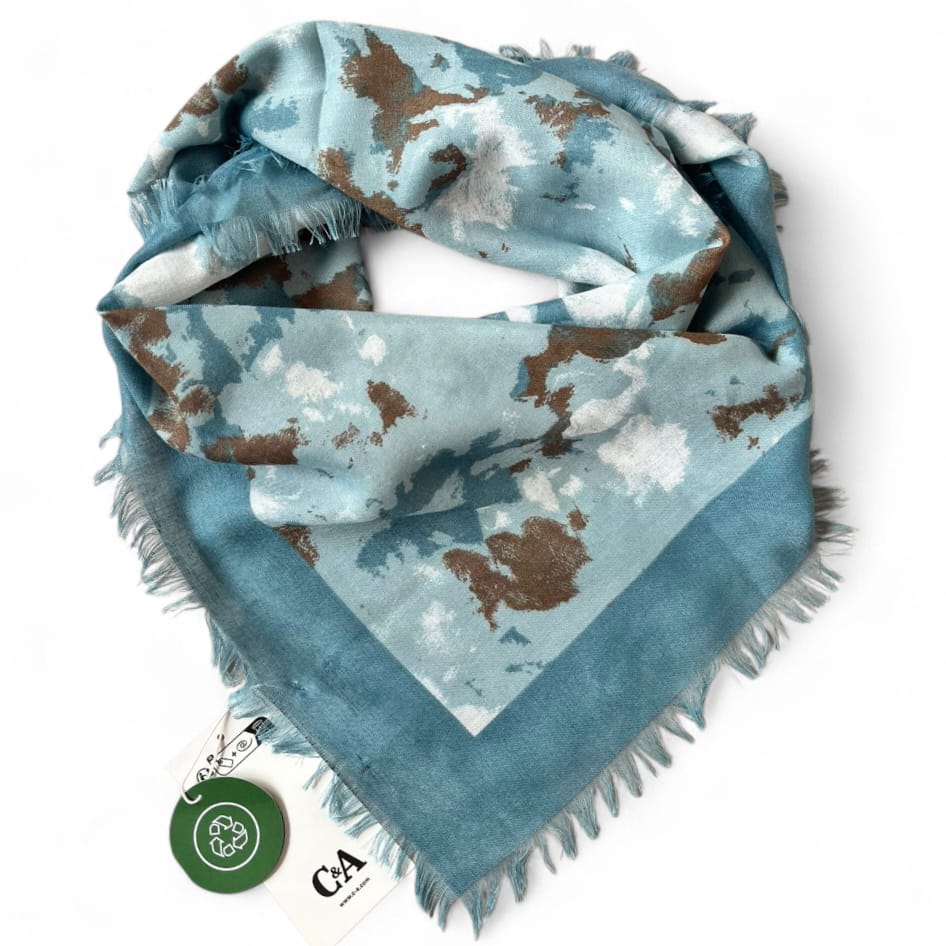 Eșarfă cu franjuri C&A Eșarfă subțire. Este un model care se remarcă prin nuanțele sale plăcute de bleu și detalii de culoare maro si alb, având finisaje cu franjuri delicate. Dimensiuni: 70 x 70 cm Material: 100% poliester Culoare: bleu cu maro și alb