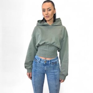 Hanorac model crop C&A Hanorac model crop cu glugă, mânecă lungă, caracterizat printr-o bandă elastică cu aspect de corset in zona taliei. Mărimi disponibile: XL Material bluză: 93% bumbac, 7% poliester Culoare: verde olive