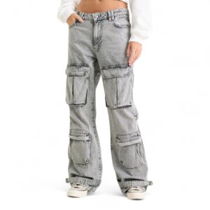 Blugi Cargo cu talie înaltă pentru femei-C&A Blugi cargo cu finisaj gri distinctiv de tip "acid wash" croi oversize, talie înaltă, închidere cu fermoar și nasture metalic, prevăzut cu multe buzunare funcționale cu clapetă. Disponibili atât în magazin cât și pe site cu livrare rapidă în toată România. Mărimi: 42 Material: 100% bumbac Culoare: gri 