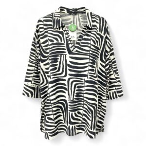 Bluză femei din in și vâscoză C&A Bluză pentru femei, imprimeu abstract tip zebră, croi lejer decolteu în "V" cu guler tip cămașă, mâneci trei-sferturi, crăpături pe ambele părți jos.. Mărime: 50 Material: 55%  in, 45% vâscoză Culoare: crem cu negru