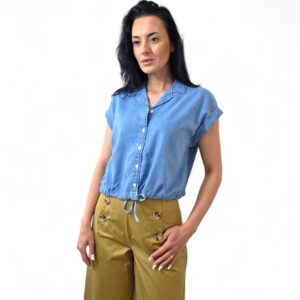 Cămașă din denim femei C&A Cămașă  din denim pentru femei, mâneci scurte cu manșete îndoite, model mai scurt, închidere frontală cu nasturi iar in partea de jos se poate ajusta printr-un șnur, guler clasic. Mărimi: S Material: 71%  bumbac, 21 % liocel Culoare: albastru denim