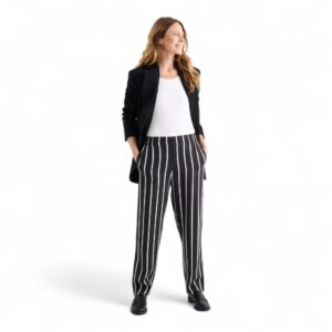 Pantalon larg de vara cu dungi verticale din vâscoză pentru femei C&A Pantaloni din vâscoză cu dungi verticale, croi larg și drept, talie elastică prevăzută cu șnur, două buzunare laterale funcționale. Potriviți pentru perioada de vară. Disponibili atât în magazin cât și pe site cu livrare rapidă în toată România. Mărimi: 38 Material: 83% văscoză, 17%nailon Culoare: negru cu alb