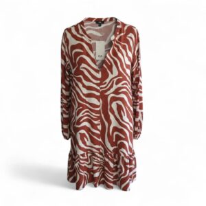 Rochie casual cu imprimeu zebră și decolteu în V pentru femei C&A Rochie scurtă casual cu imprimeu zebră, decolteu în V, volănașe în partea de jos, mâneci lungi cu elastic, material lejer de primăvară-vară. Disponibili atât în magazin cât și pe site cu livrare rapidă în toată România. Mărimi: 46 Material: 86% vâscoză 14% poliamidă Culoare: cărămiziu cu alb