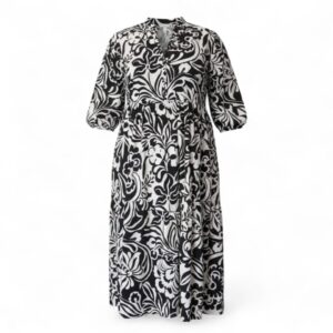 Rochie cu imprimeu floral femei C&A Rochie cu imprimeu floral contrastant în alb și negru, lungime midi, decolteu în  "V", în partea din față se încheie cu năsturei, mâneci medi, talie marcată, croială lejeră. Mărimi: XXL Material:  100 % bumbac Culoare: negru-alb