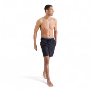 Șort de baie cu aspect 2 în 1 - betelie elastică dublă pentru bărbați C&A Șort de baie pentru bărbați albastru închis cu panouri laterale albe contrastante, aspect 2 în 1- betelie dubla elastică,  prevăzut cu două buzunare în partea din față și unul în partea din spate, șnur și elastic în talie, plasă în interior. Disponibil în magazin și online cu livrare rapidă în toată România. Mărimi disponibile: M Material: 100% poliester Culoare: albastru închis