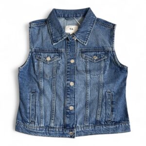 Vesta din denim pentru femei C&A Vestă din denim albastru pentru femei, croi drept, guler clasic, închidere frontală cu nasturi metalici, doua buzunare la piept cu clapetă și nasturi, două buzunare laterale funcționale în partea de jos. Mărimi: S, M, L Material: 100 %  bumbac Culoare: albastru denim