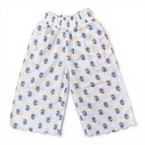 Pantalon lung de vară din bumbac 100% pentru fete-C&A Pantalon lung de vară alb cu imprimeu floral albastru și maro, finisați cu o margine ondulată la bază, prevăzuți cu o bandă elastică în talie, două buzunare funcționale în față. Disponibili atât în magazin cât și online cu livrare rapida in toată România. Mărimi disponibile: 98, 134 Material: 100 % bumbac Culoare: alb cu albastru