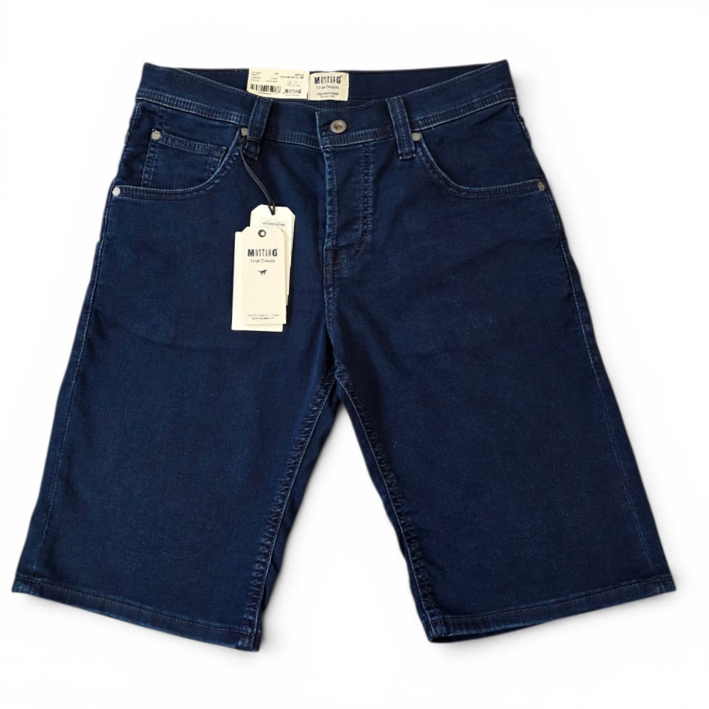 Pantalon scurt regular din denim pentru bărbați-MUSTANG Pantaloni scurți pentru bărbați, croi regular-mediu, prevăzuți cu buzunare funcționale atât în partea din față cât și în spate, închidere cu fermoar și nasture metalic, material elastic. Disponibil în magazin și online cu livrare rapidă în toată România. Mărimi disponibile: W 29, W 32, W 34, W 35 Material: 87% bumbac, 12% poliester, 1% elastan Culoare: bleumarin
