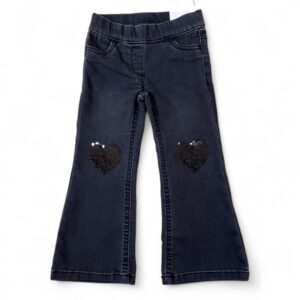Pantaloni evazați cu elastic în talie și paiete pentru fete Pantaloni pentru fete evazați, elastic în talie, model din paiete reversibile în zona genunchilor, in partea interioară talie se pot ajusta, buzunare funcționale în partea din spate și în față, material elastic. Disponibili atât în magazin cât și online cu livrare rapida in toată România. Mărimi disponibile: 92, 122, 140 Material:  73% bumbac, 25% poliester, 2 %elastan Culoare: negru