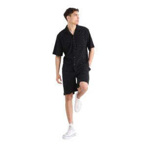 Pantaloni scurți texturați pentru bărbați-C&A Pantaloni scurți pentru bărbați,  cu o textură în zig-zag, prevăzuți cu două buzunare în partea din față și un buzunar în spate, șnur și elastic în talie. Disponibil în magazin și online cu livrare rapidă în toată România. Mărimi disponibile: M Material: 75% bumbac, 25 %poliester Culoare: negru