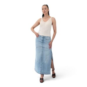 Top tricotat cu decolteu în V pentru femei-C&A Top tricotat  de culoare bej, decolteu pronunțat în V, bretele late , textură striată, material elastic cu fir auriu. Disponibil atât în magazin cât și pe site cu livrare rapidă în toată România. Mărimi: M Material tricou: 39% vâscoză, 36 % fibră acrilică, 17 % poliester, 8% fibră metalizată Culoare: bej