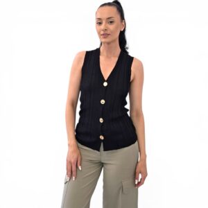 Vestă tricotată cu nasturi aurii pentru femei Vestă tricotată, decolteu în V, închidere frontală cu nasturi metalici aurii, textură striată, material elastic. Disponibilă atât în magazin cât și pe site cu livrare rapidă în toată România. Mărimi: M Material tricou: 60% vâscoză, 25% poliester, 15%in Culoare: negru