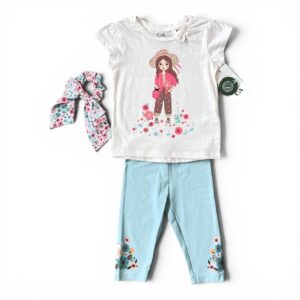Compleu de vară pentru fetițe-C&A Compleu de vară din două piese pentru fetițe, format din tricou alb cu imprimeu grafic, mânecă scurtă, pantalon scurt tip colanți de culoare turcoaz deschis cu imprimeu floricele și un accesoriu de păr din material asortat cu tricoul. Disponibil atât în magazin cât si pe site cu livrare rapidă în toată România. Mărimi disponibile: 98 Material tricou: 100% bumbac Material pantalon: 95% bumbac, 5%elastan Culoare: crem cu turcoaz